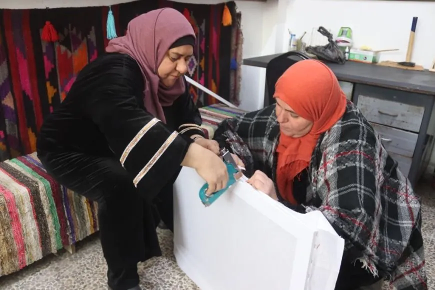 8 فنانات تشكيليات من الرقة والطبقة سيجسّدن مقاومة سد تشرين