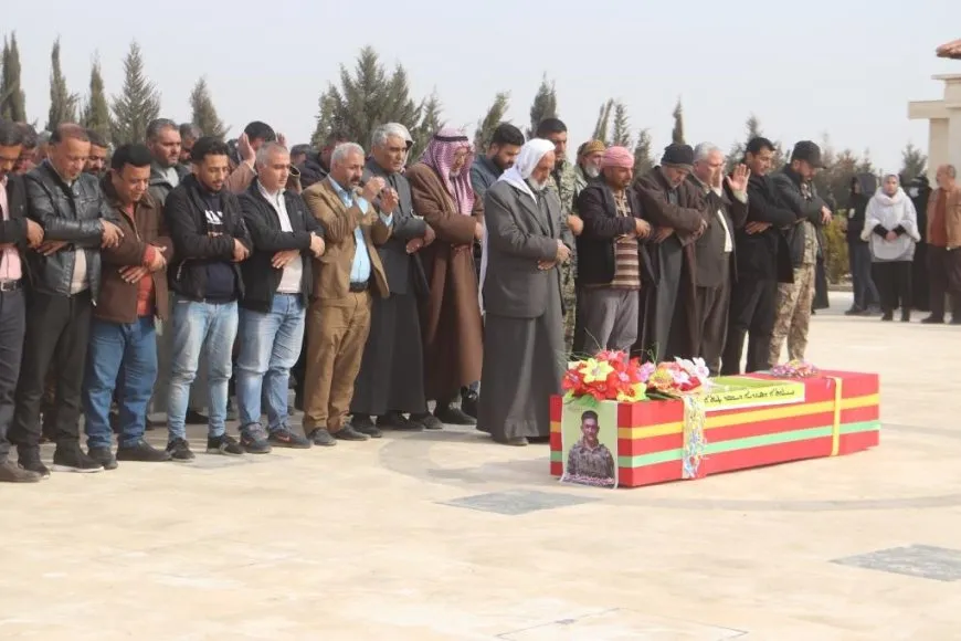 تشييع جثمان مقاتل قوات سوريا الديمقراطية محمد إلى مثواه الأخير في الرقة