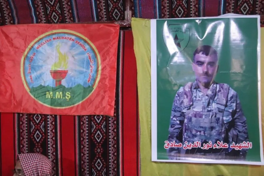 تقديم واجب العزاء لذوي مقاتل قسد علاء صادق في الرقة
