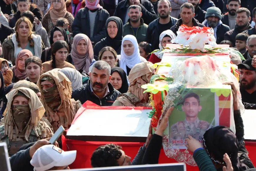 تشييع جثمان مقاتل لقسد ومراسم غيابية لآخر في قامشلو