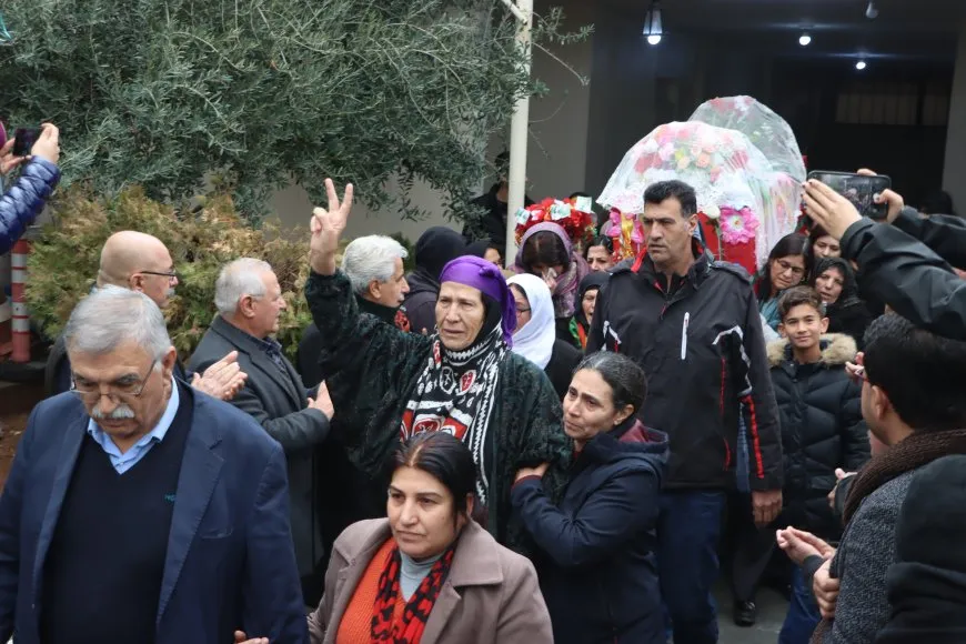 انطلاق موكب تشييع جثماني الشهيدين هيفا وديلاور العربو من قامشلو إلى الدرباسية