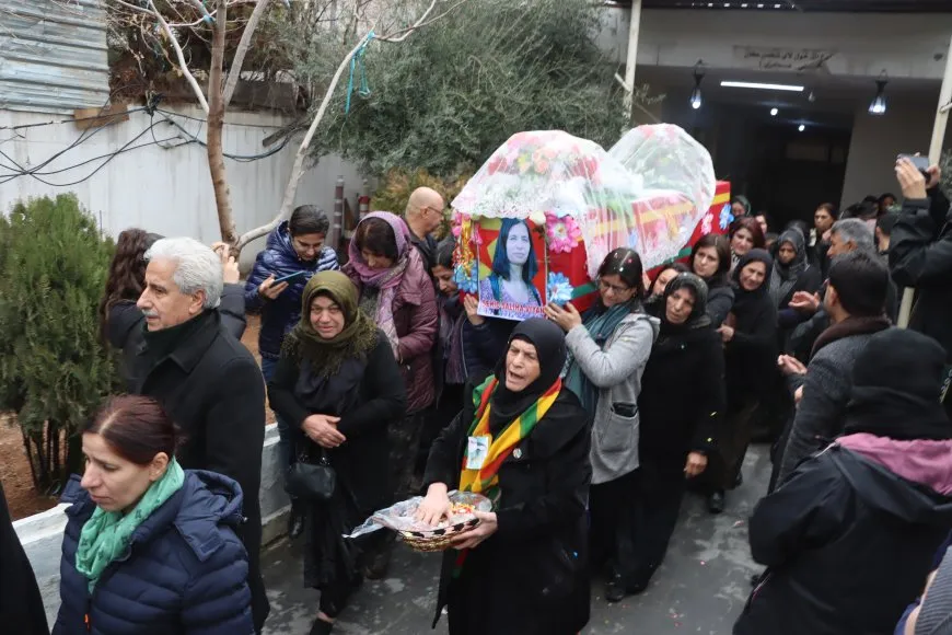 انطلاق موكب تشييع جثماني الشهيدين هيفا وديلاور العربو من قامشلو إلى الدرباسية