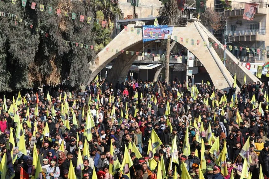 من الوقفة الاحتجاجية في الحسكة: "اليوم الأسود" سيصبح يوم حرية القائد عبد الله أوجلان