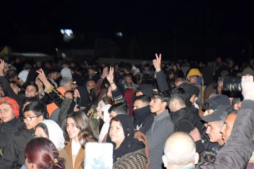 أهالي مقاطعة الجزيرة يستقبلون العائدين من سد تشرين بعد مناوبتهم لحماية السد