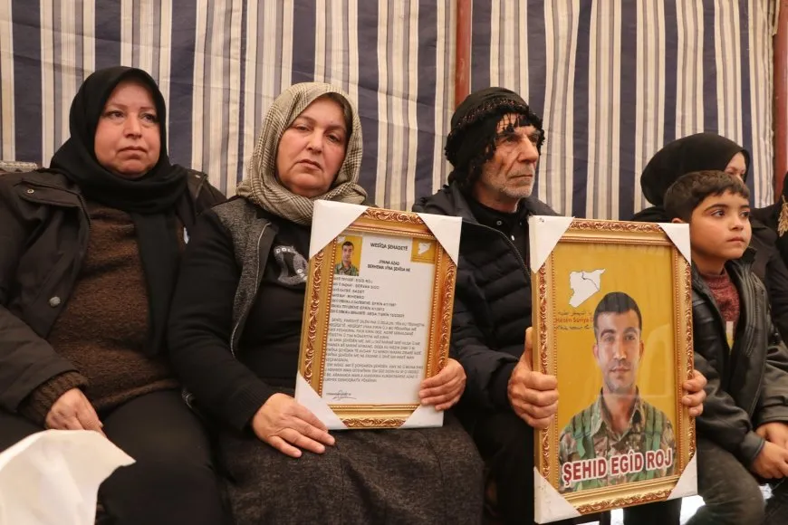 من خيمة عزاء الشهيدين عكيد وزاغروس: شهداؤنا منارة للحرية والسلام 