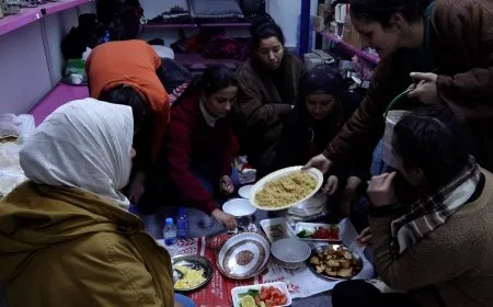 المحتجون يتناولون إفطار اليوم الأول من رمضان على سد تشرين