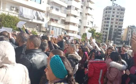 العاملون في القطاع الصحي يحتجون ضد قرار فصلهم في عدة مدن