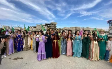 حشود غفيرة تنطلق نحو ساحات 8 آذار