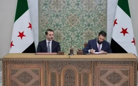 التوقيع على "الإعلان الدستوري" لمرحلة سلطة دمشق الانتقالية