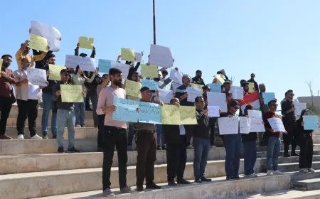 محتجّون في الحسكة وعامودا يرفضون "الإعلان الدستوري"
