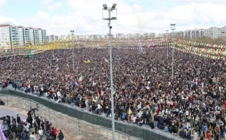 مئات الآلاف في نوروز آمد يهتفون "يحيا القائد آبو" ويستمعون لصوته في احتفال تاريخي