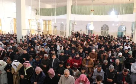 الأهالي يؤدون الصلاة وأئمة المساجد يدعون للتآخي والعيش المشترك