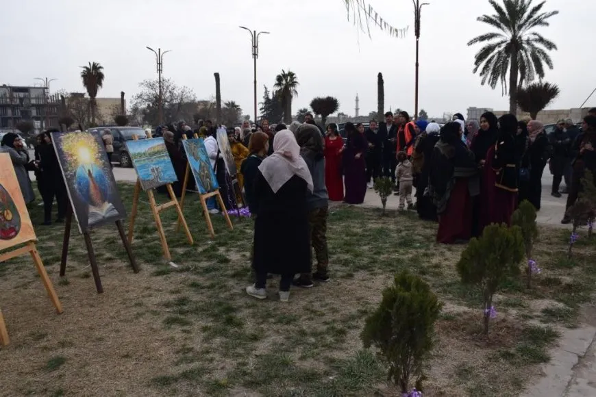 لوحات فنية تعكس نضال المرأة