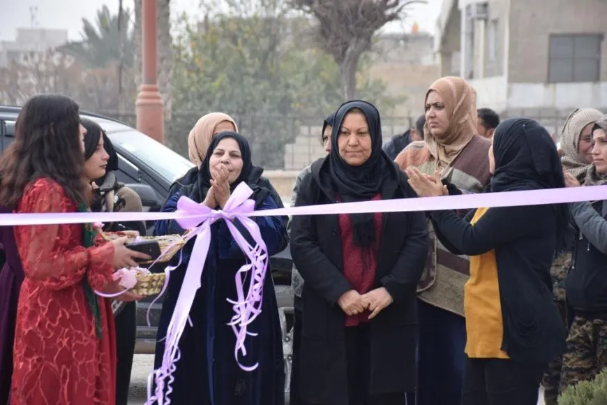 لوحات فنية تعكس نضال المرأة
