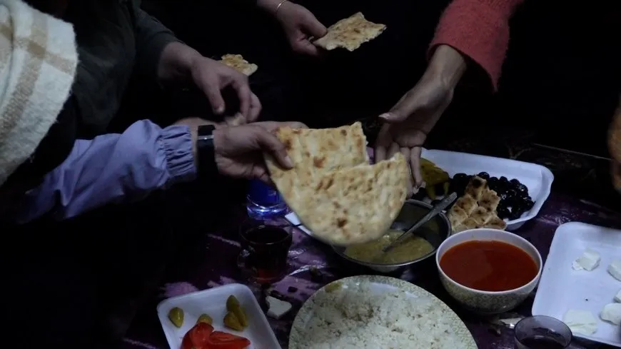 المحتجون يتناولون إفطار اليوم الأول من رمضان على سد تشرين