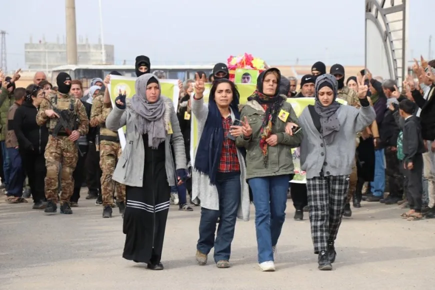 تشييع جثمان مقاتل لقوات سوريا الديمقراطية في الطبقة