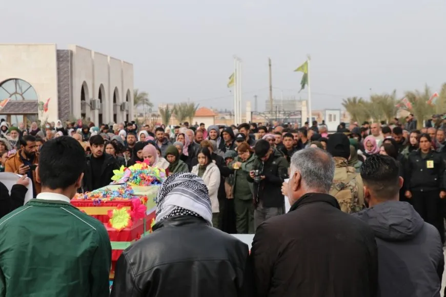 تشييع جثمان مقاتل لقوات سوريا الديمقراطية في الطبقة