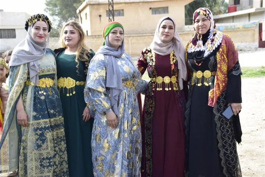 حشود غفيرة تنطلق نحو ساحات 8 آذار