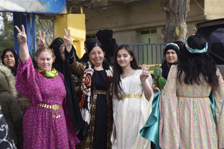 حشود غفيرة تنطلق نحو ساحات 8 آذار