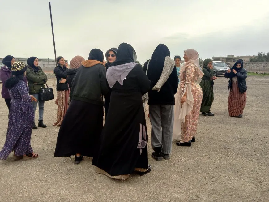 حشود غفيرة تنطلق نحو ساحات 8 آذار