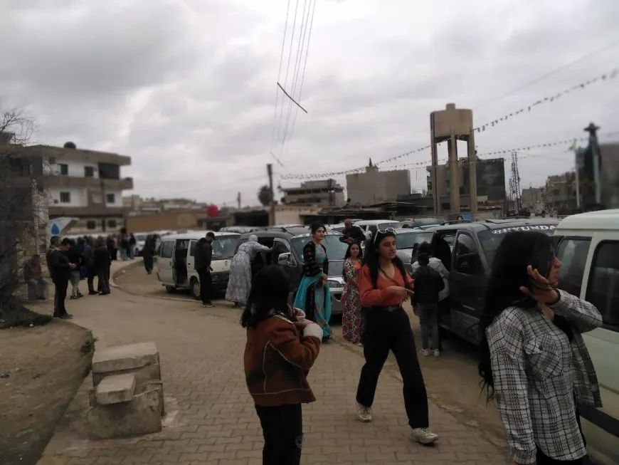 حشود غفيرة تنطلق نحو ساحات 8 آذار