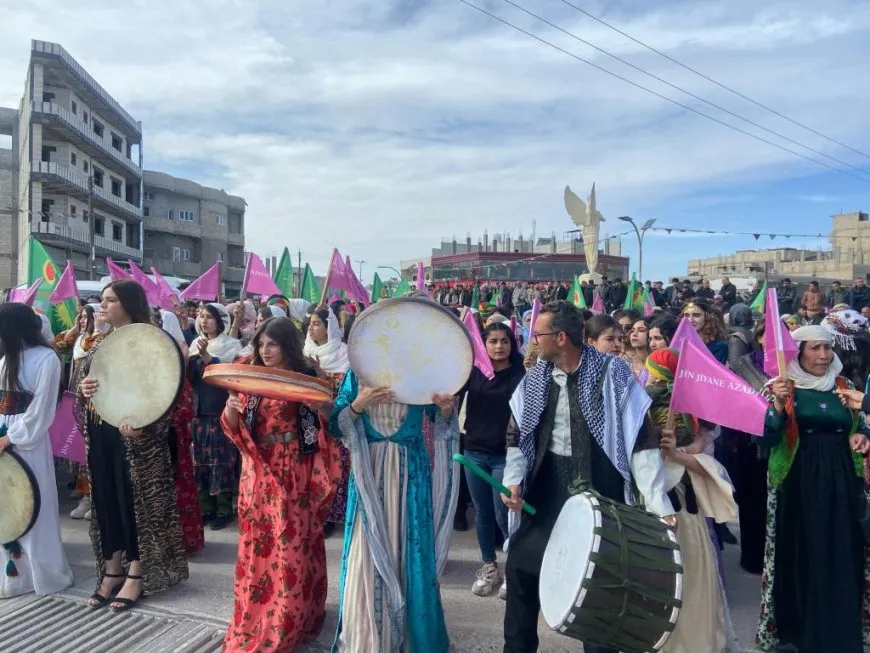 حشود غفيرة تنطلق نحو ساحات 8 آذار