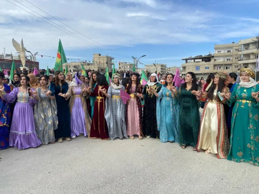 حشود غفيرة تنطلق نحو ساحات 8 آذار
