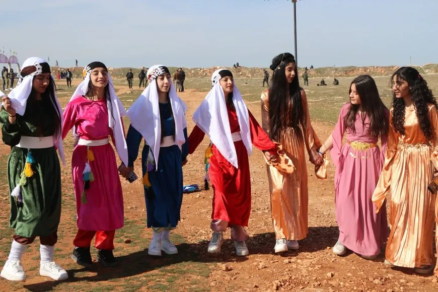 حشود غفيرة تنطلق نحو ساحات 8 آذار