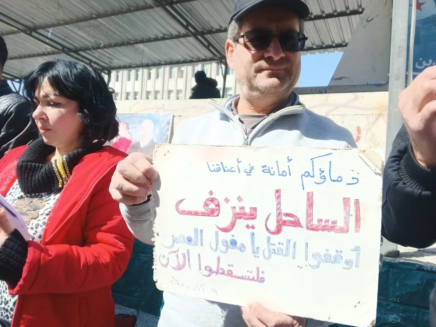 "عمري 3 شهور ومجزرة".. يافطة محتجين في السويداء تعكس حالة السوريين الراهنة