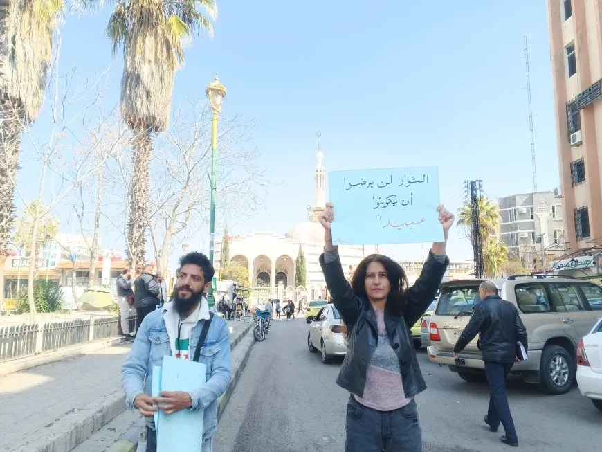 "عمري 3 شهور ومجزرة".. يافطة محتجين في السويداء تعكس حالة السوريين الراهنة