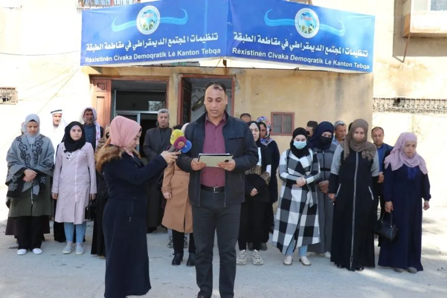 وقفة احتجاجية في الطبقة رفضاً لـ "الإعلان الدستوري"