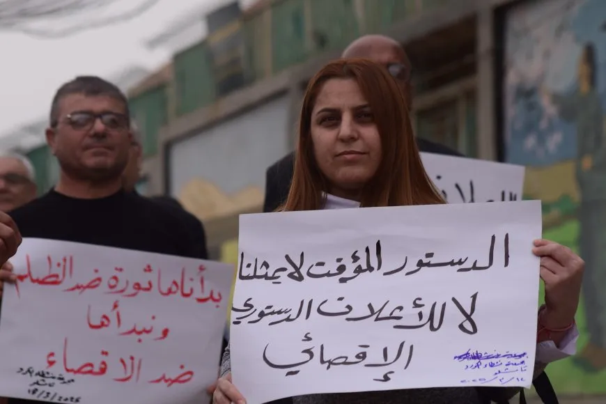 ناشطون وناشطات في الدرباسية وقامشلو يحتجون ضد الإعلان الدستوري