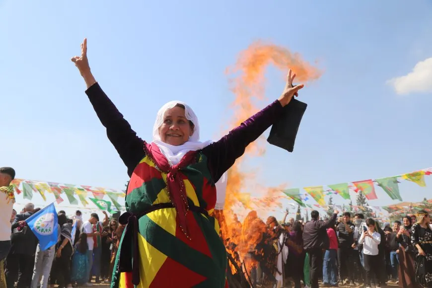 مئات الآلاف في شمال كردستان يؤكدون ولاءهم للقائد عبد الله أوجلان في احتفالات نوروز