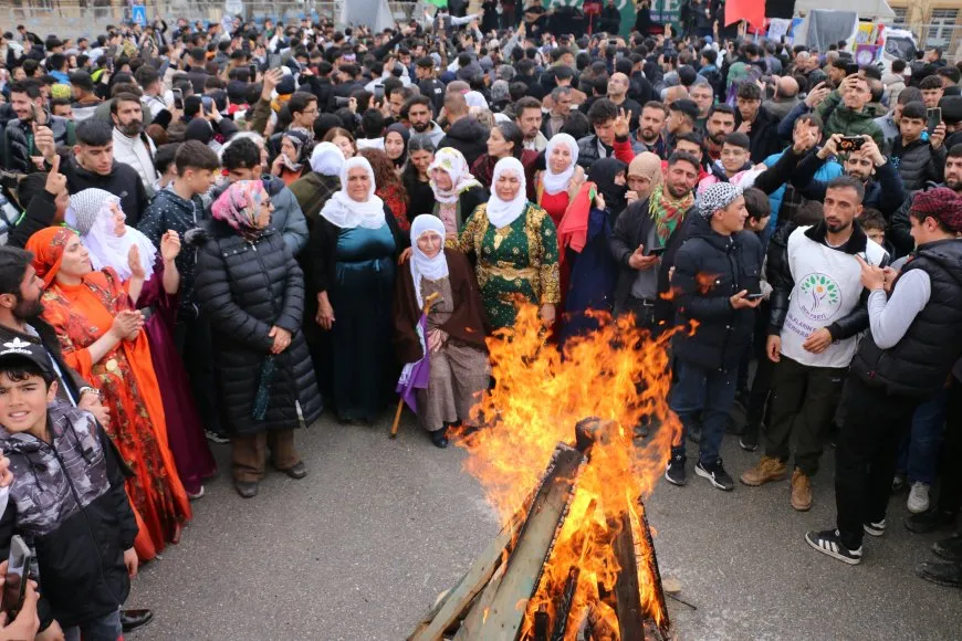 مئات الآلاف في شمال كردستان يؤكدون ولاءهم للقائد عبد الله أوجلان في احتفالات نوروز