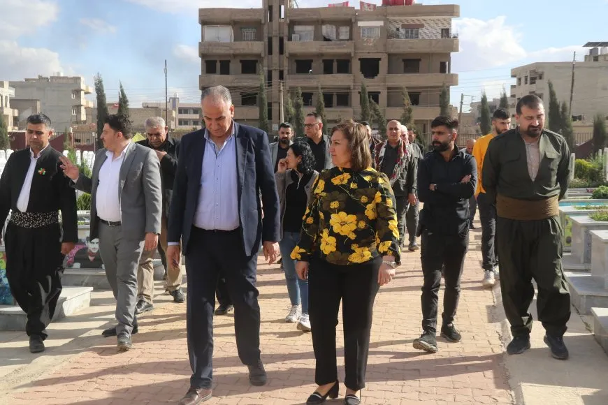وفد من الإدارة الذاتية يزور أضرحة الشهداء في مزار الشهيد دليل ساروخان بقامشلو