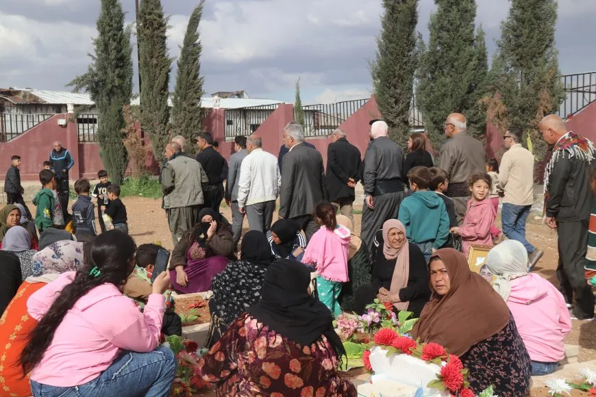 وفد من الإدارة الذاتية يزور أضرحة الشهداء في مزار الشهيد دليل ساروخان بقامشلو