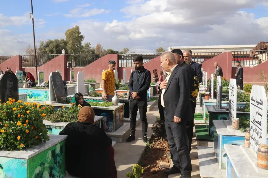وفد من الإدارة الذاتية يزور أضرحة الشهداء في مزار الشهيد دليل ساروخان بقامشلو