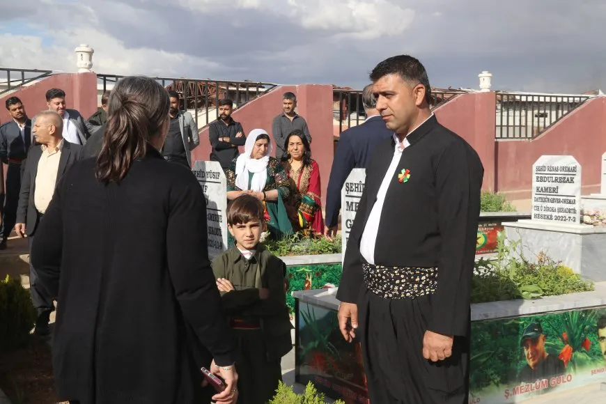 وفد من الإدارة الذاتية يزور أضرحة الشهداء في مزار الشهيد دليل ساروخان بقامشلو
