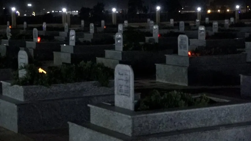 إشعال الشموع في مزارات الشهداء عشية عيد نوروز