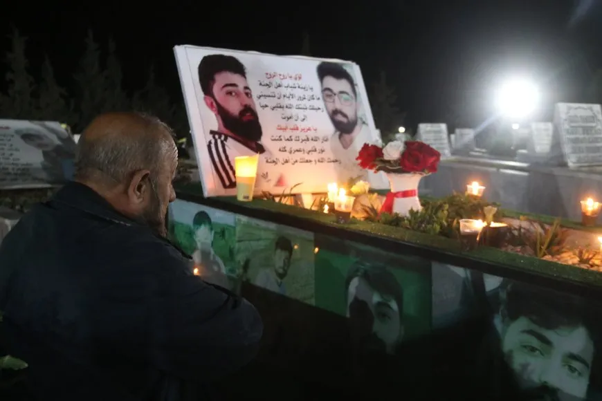 إشعال الشموع في مزارات الشهداء عشية عيد نوروز