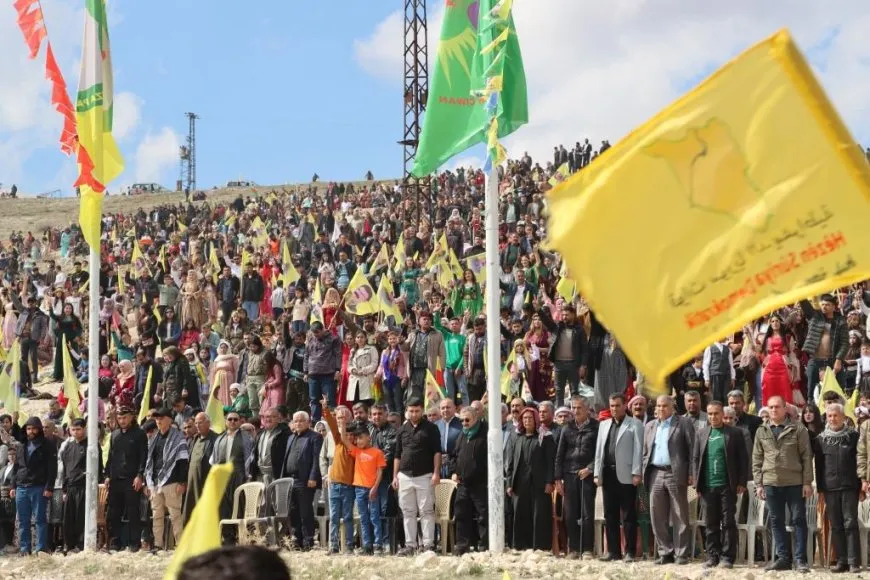 نوروز 2025: شعلة الحرية والسلام تضيء ساحات شمال وشرق سوريا وحلب