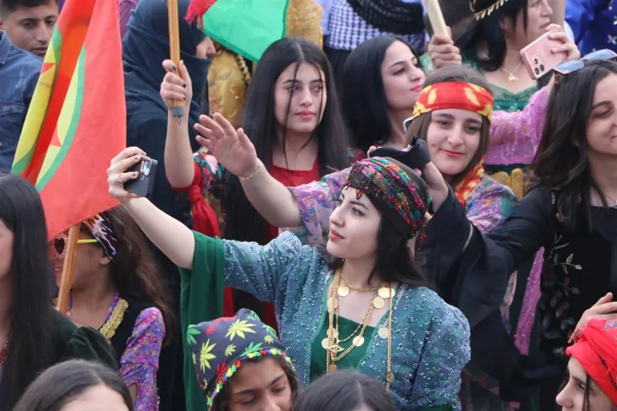 نوروز 2025: شعلة الحرية والسلام تضيء ساحات شمال وشرق سوريا وحلب