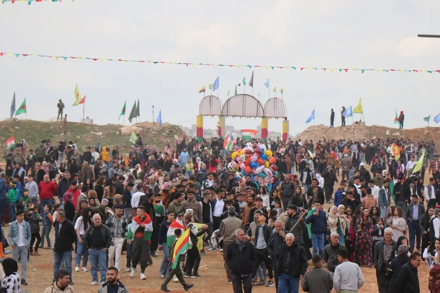 نوروز 2025: شعلة الحرية والسلام تضيء ساحات شمال وشرق سوريا وحلب