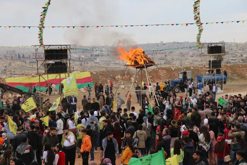 نوروز 2025: شعلة الحرية والسلام تضيء ساحات شمال وشرق سوريا وحلب