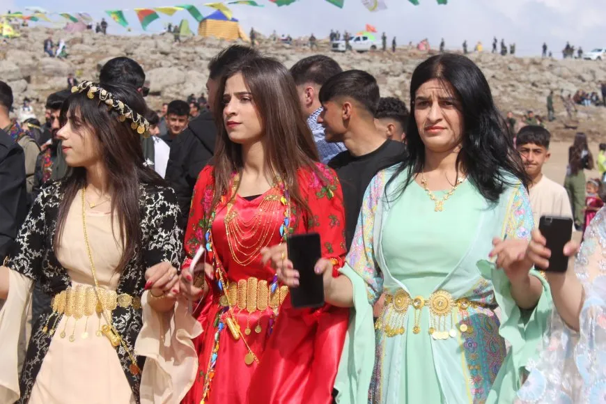 نوروز 2025: شعلة الحرية والسلام تضيء ساحات شمال وشرق سوريا وحلب