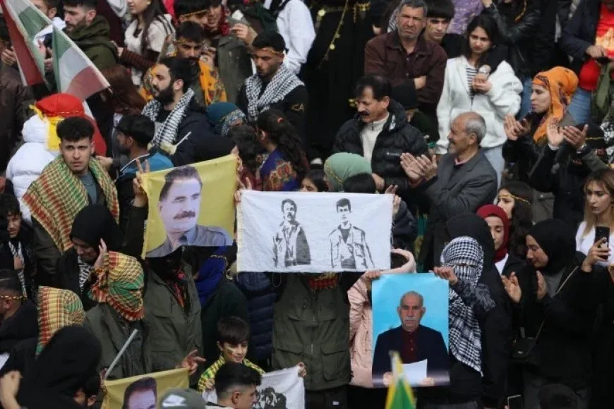 مئات الآلاف في نوروز آمد يهتفون "يحيا القائد آبو" ويستمعون لصوته في احتفال تاريخي