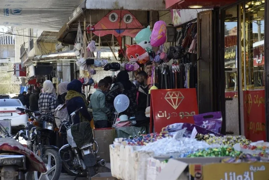 رغم التحديات الاقتصادية.. الأسواق تنبض بالحياة مع اقتراب عيد الفطر