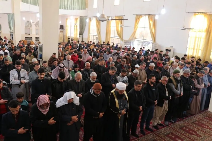 الأهالي يؤدون الصلاة وأئمة المساجد يدعون للتآخي والعيش المشترك