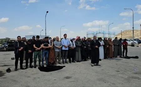 المحتجون على سد تشرين يقيمون صلاة الجمعة