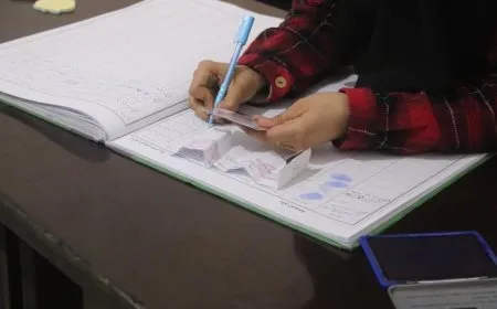 مديرية التوثيق المدني في الرقة توزع بطاقات شخصية على أصحابها